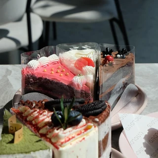 เค้กหลากรสหลายชิ้น Uncloud Coffee