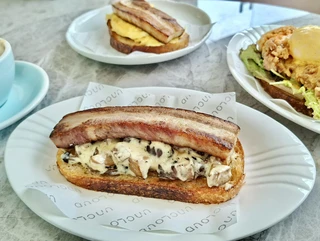 โทสต์เบคอนเห็ดครีมมุมใกล้ Uncloud Coffee