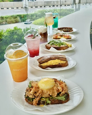 อาหารบรันช์และเครื่องดื่มเรียงแถว Uncloud Coffee
