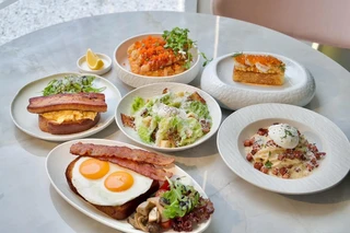 อาหารบรันช์บนโต๊ะหินอ่อน Uncloud Coffee