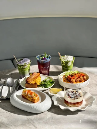 อาหารบรันช์พร้อมเครื่องดื่มและของหวาน Uncloud Coffee