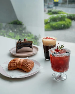 ชุดครัวซองต์เค้กพร้อมเครื่องดื่ม Uncloud Coffee