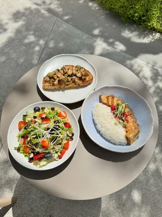 โทสต์เห็ดสลัดข้าวแซลมอน Uncloud Coffee