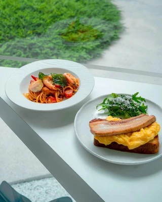 สปาเก็ตตี้กุ้งโทสต์เบคอนไข่ Uncloud Coffee