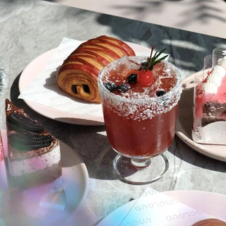 เบอร์รี่ม็อคเทลกับขนมอบ Uncloud Coffee