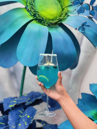 บลูเลมอนโซดาในแก้วไวน์ Uncloud Coffee