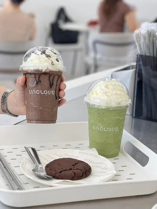 ช็อกโกแลตและมัทฉะแฟรปเป้กับคุกกี้ Uncloud Coffee