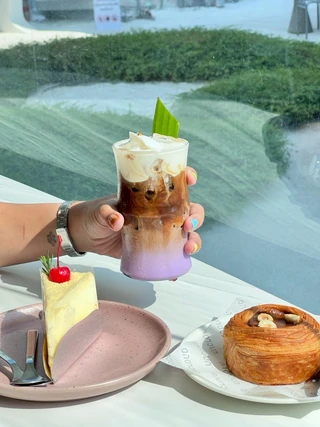 ทาโร่ลาเต้กับเค้กและครัวซองต์ Uncloud Coffee