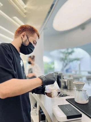 บาริสต้าชงดริปกาแฟ Uncloud Coffee