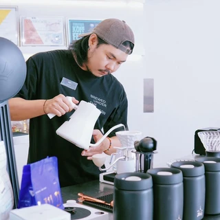 บาริสต้าชง Pour Over Uncloud Coffee