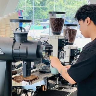 บาริสต้าดึงช็อตเอสเพรสโซ่ Uncloud Coffee