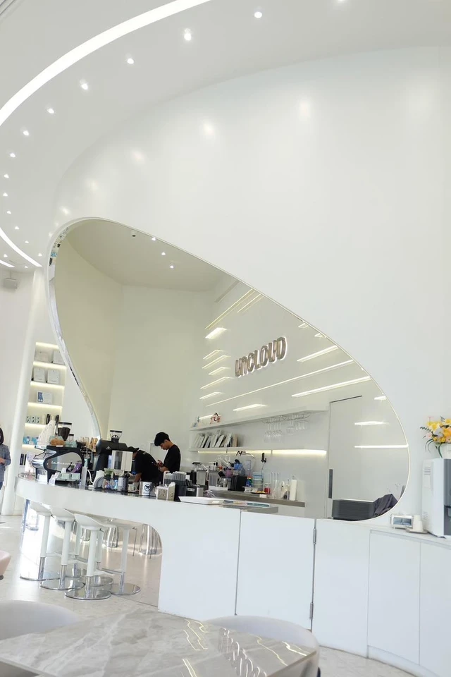 เคาน์เตอร์บาร์กาแฟพร้อมป้าย Uncloud Coffee