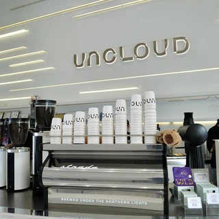 เครื่องชงเอสเพรสโซ่และถ้วยที่บาร์ Uncloud Coffee