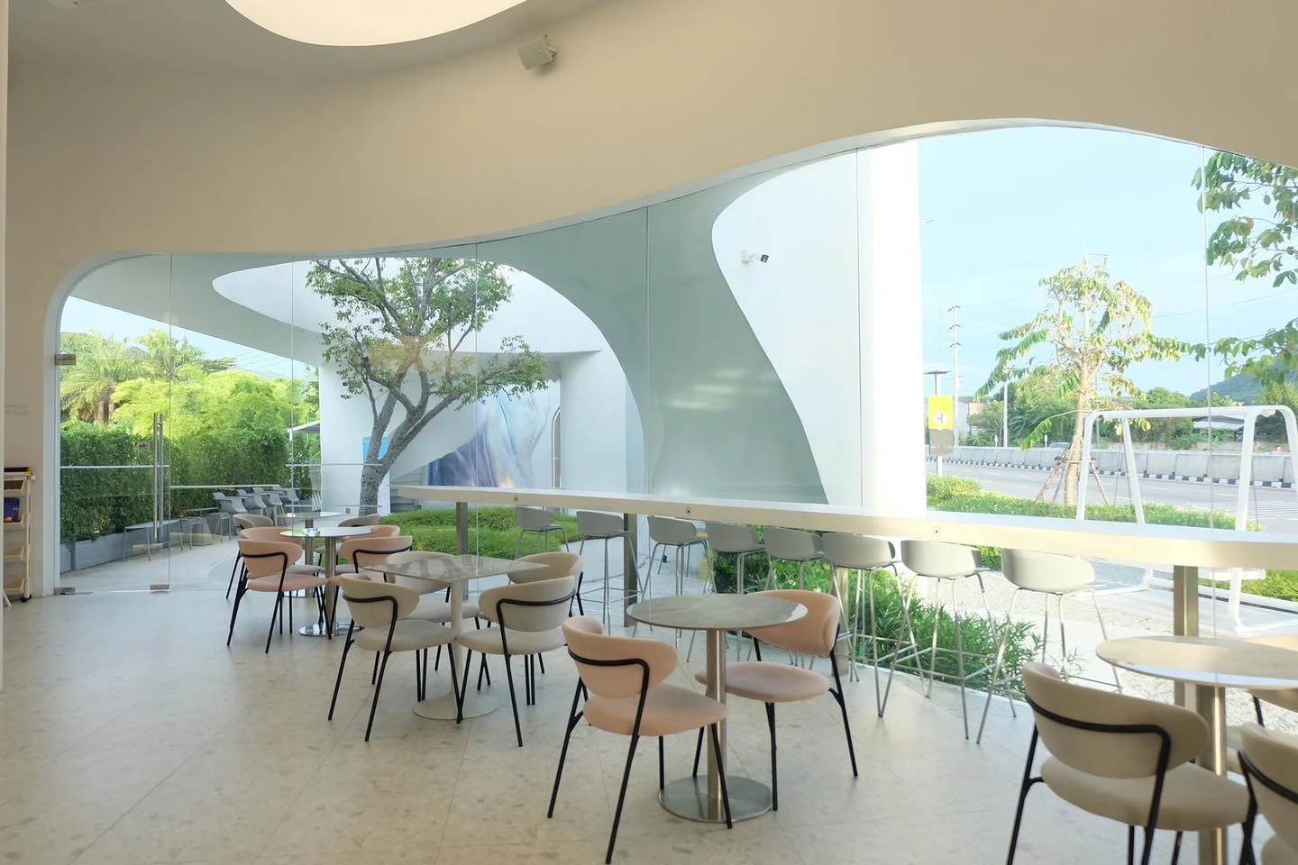 ภายใน Uncloud Coffee ห้องแอร์โทนสีขาวโปร่งสบาย