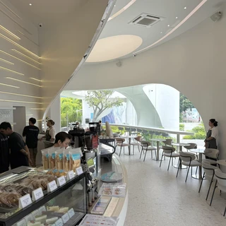 ภายในร้านตู้เบเกอรี่และที่นั่ง Uncloud Coffee