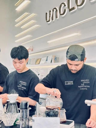 บาริสต้าสองคนชง Pour Over Uncloud Coffee
