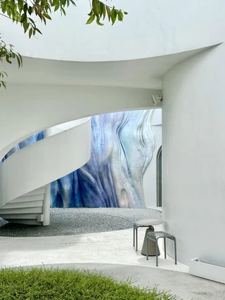 ผนังแสงเหนือบันไดวนและที่นั่ง Uncloud Coffee