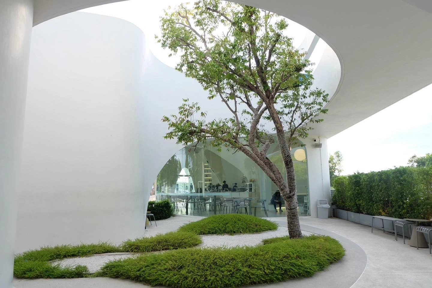 Uncloud Coffee คาเฟ่สีขาวคอนเซ็ปต์แสงเหนือ ถนนข้าวหลาม บางแสน ชลบุรี