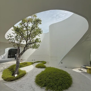 ลานคอร์ตยาร์ดต้นไม้ผนังโค้งสีขาว Uncloud Coffee