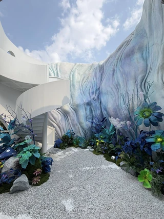 สวนมนต์ขลังผนังแสงเหนือดอกไม้สีฟ้า Uncloud Coffee