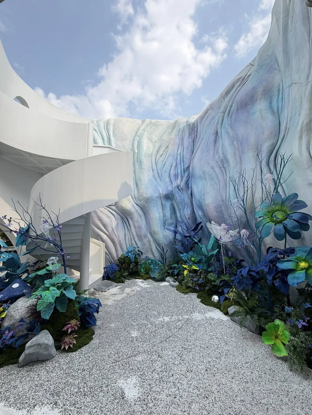 สวนมนต์ขลังผนังแสงเหนือดอกไม้สีฟ้า Uncloud Coffee