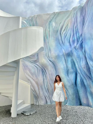 แขกถ่ายรูปผนังแสงเหนือกับบันไดวน Uncloud Coffee