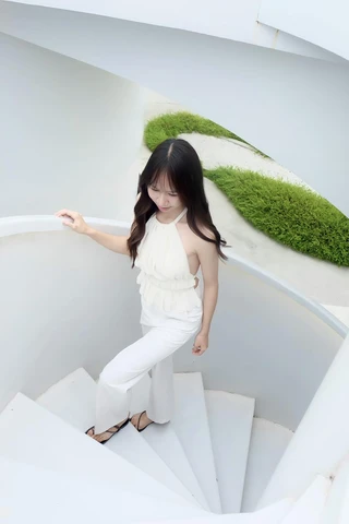 แขกเดินลงบันไดวนวิวสวน Uncloud Coffee