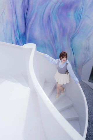 แขกบนบันไดวนกับผนังแสงเหนือ Uncloud Coffee