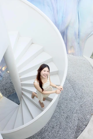 แขกโพสท่าบนบันไดวนสีขาว Uncloud Coffee